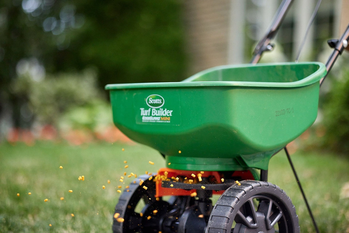 Turf Builder Weed & Feed, 1000-sq-ft S0K3 - product image 6